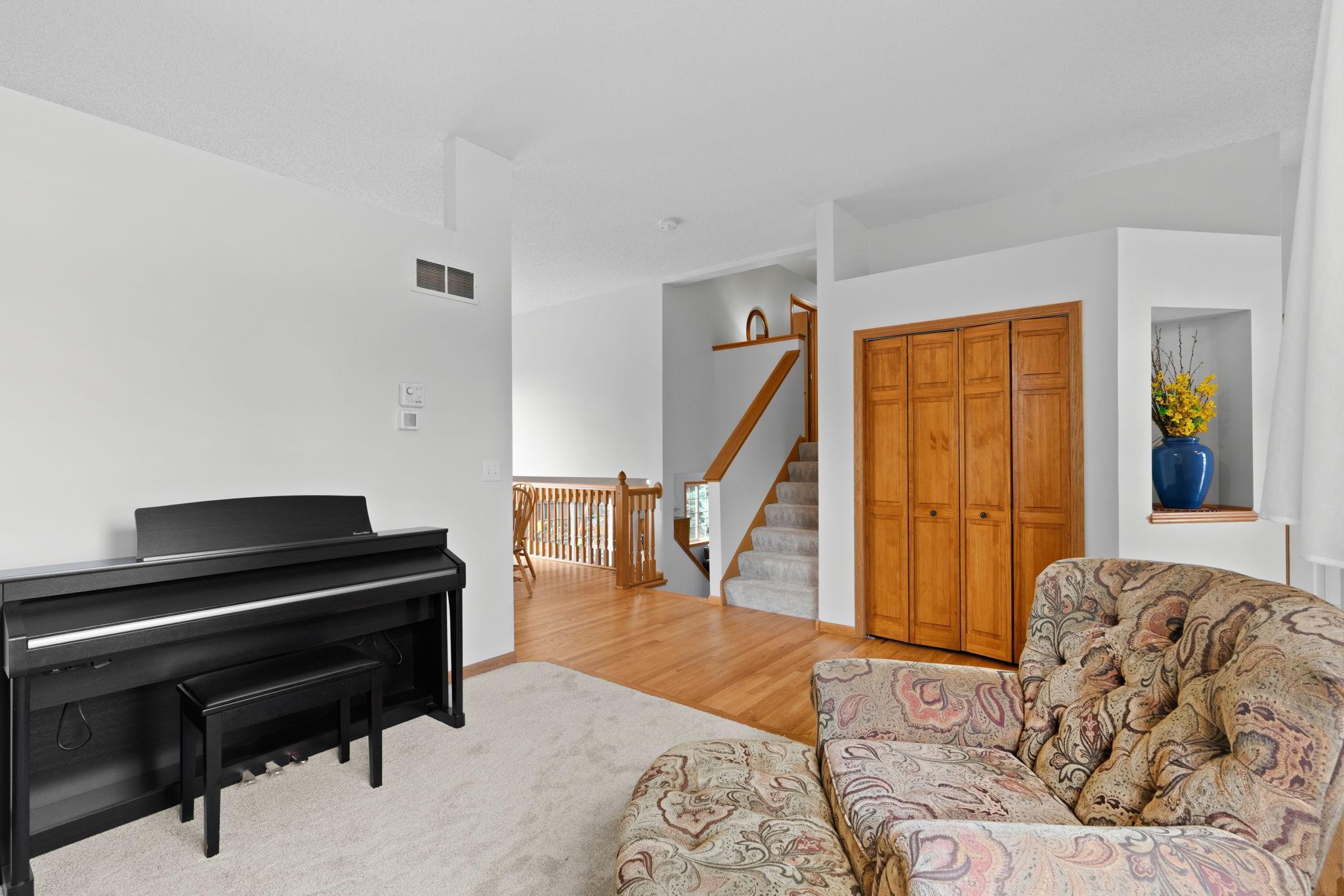 16-web-or-mls-19903 Excelsior Ln-16.jpg
