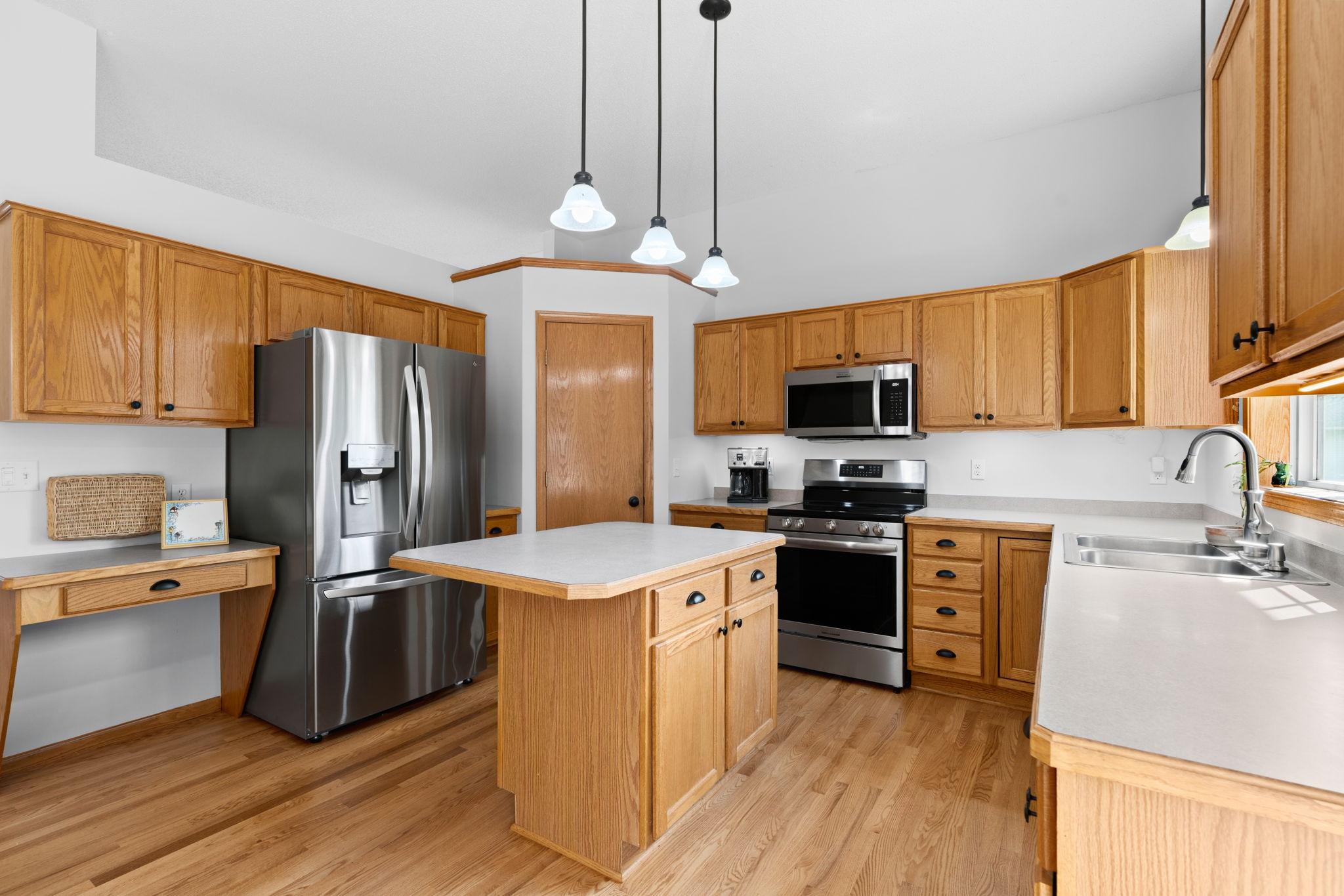 20-web-or-mls-19903 Excelsior Ln-20.jpg