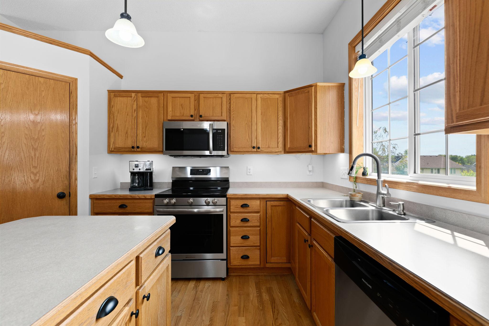 21-web-or-mls-19903 Excelsior Ln-21.jpg