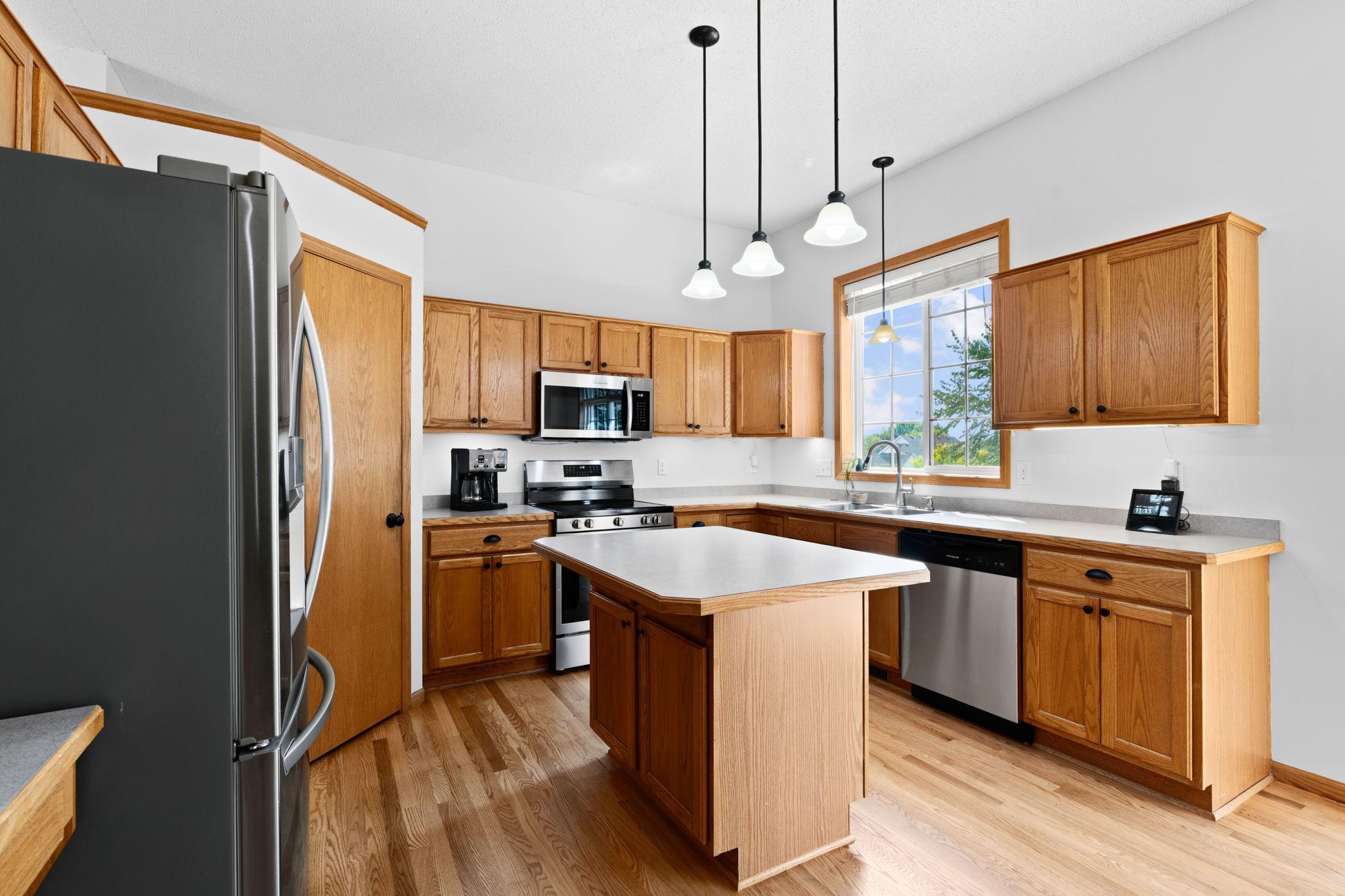 19-web-or-mls-19903 Excelsior Ln-19.jpg