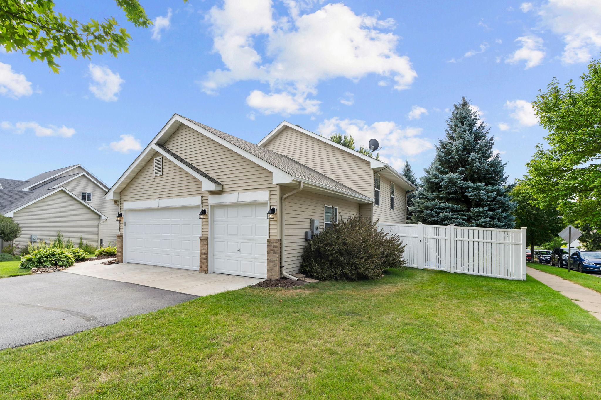 4-web-or-mls-19903 Excelsior Ln-4.jpg