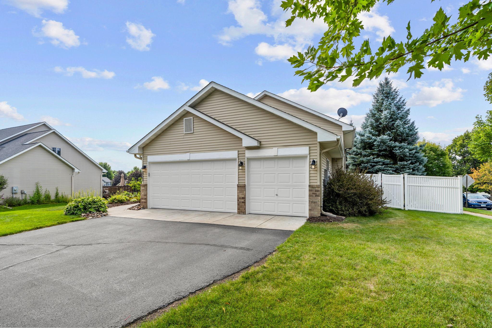 2-web-or-mls-19903 Excelsior Ln-2.jpg