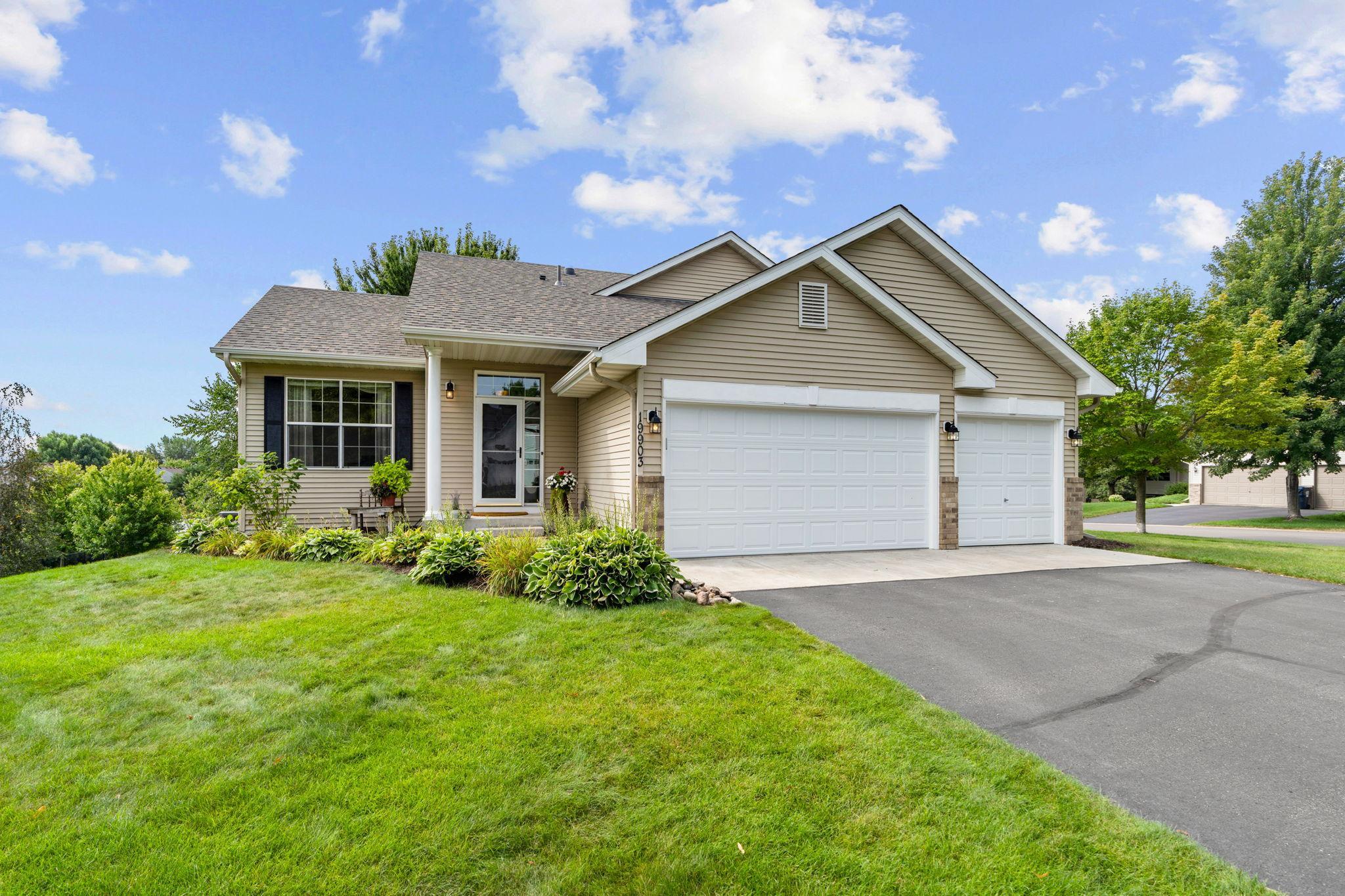 3-web-or-mls-19903 Excelsior Ln-3.jpg