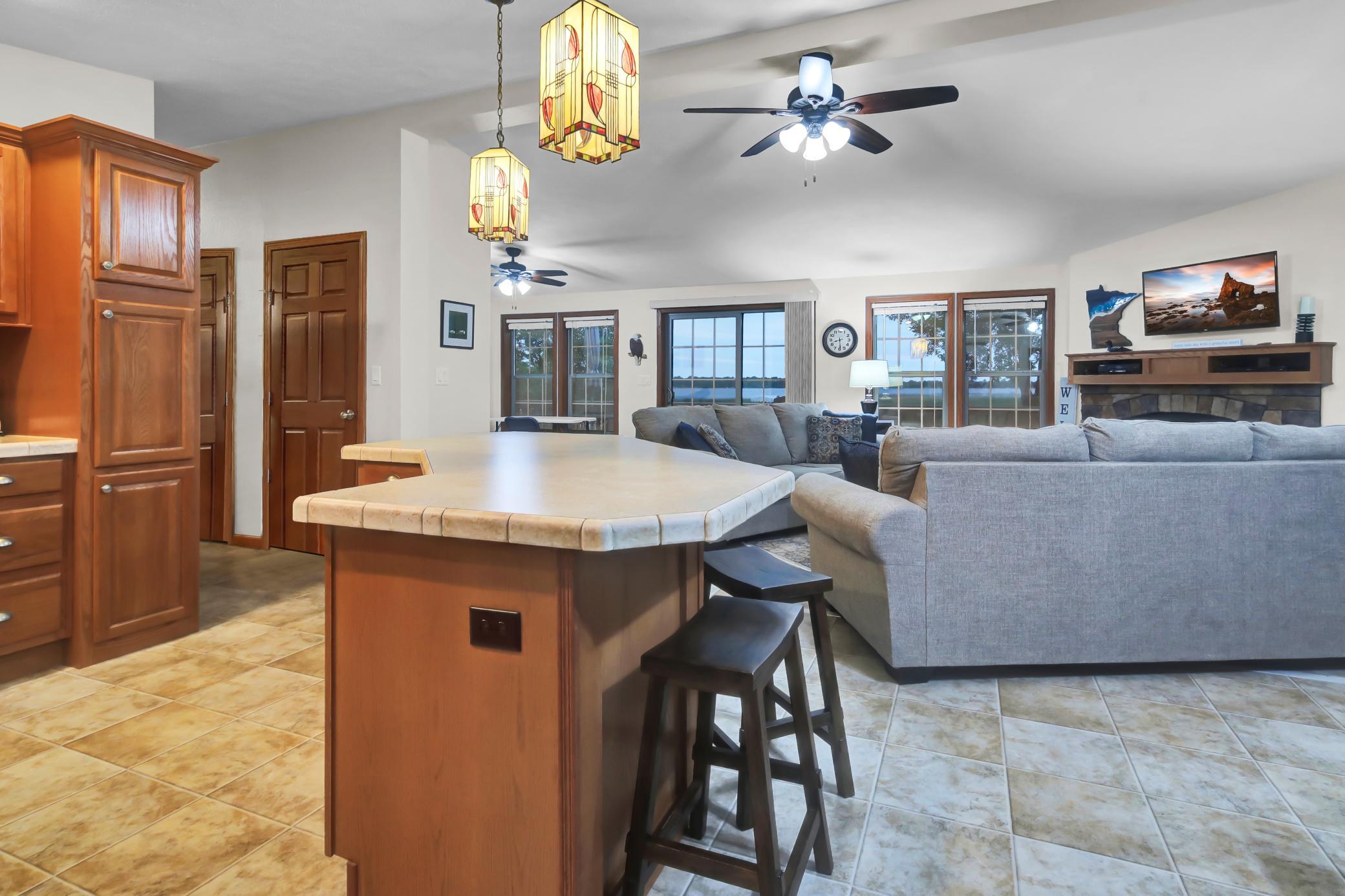 eat kitchen counter/bar