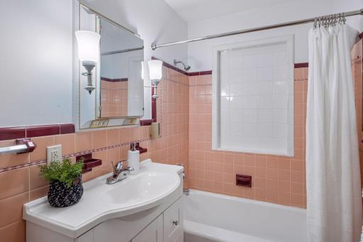 Main floor full bathroom
