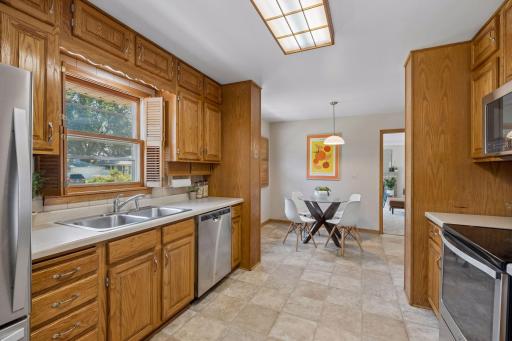 Eat in kitchen/informal dining area