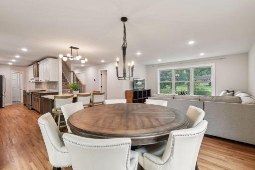 60" table - plenty of room for entertaining