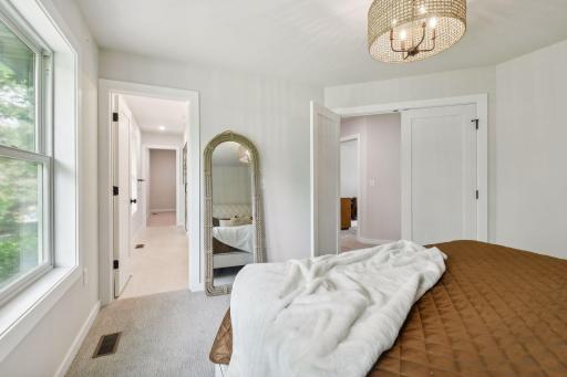 Double door entry to primary en-suite