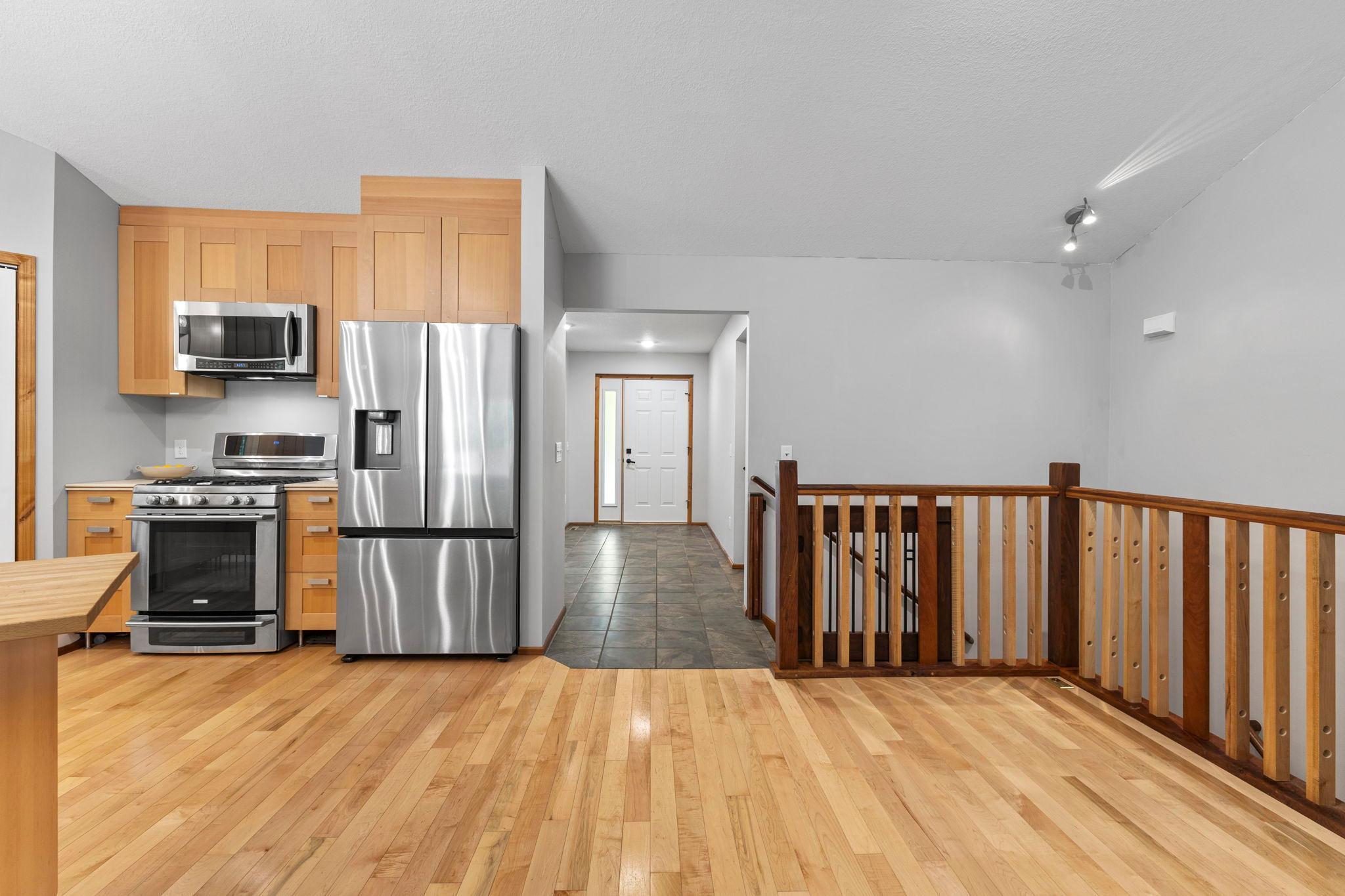 Comes with 3 beds/3 baths/2586 sqft/3-car stall!