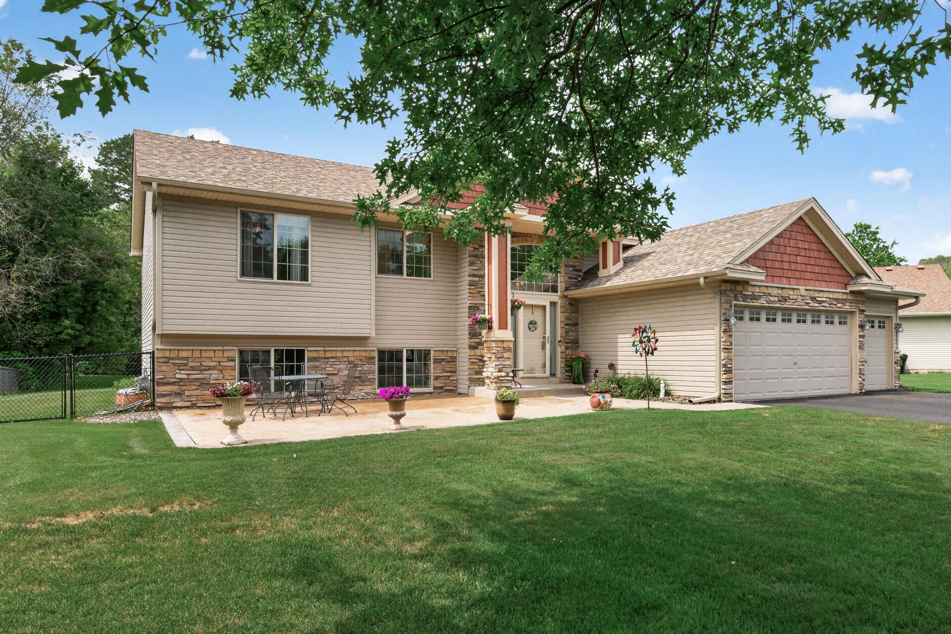 Welcome to 878 Kelly St in Lino Lakes!