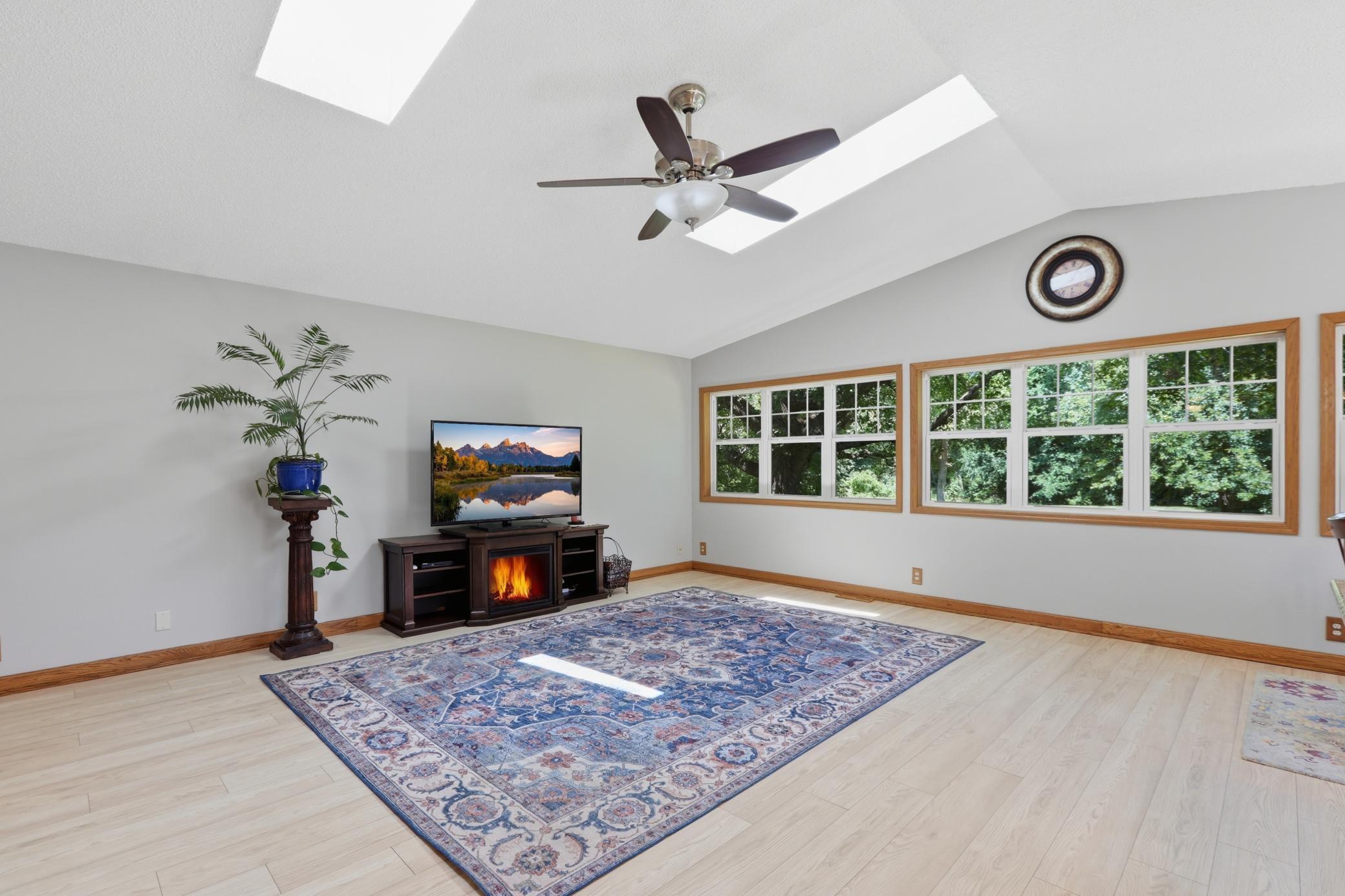 Large Living Room w/ Vaulted Ceilings & Skylights