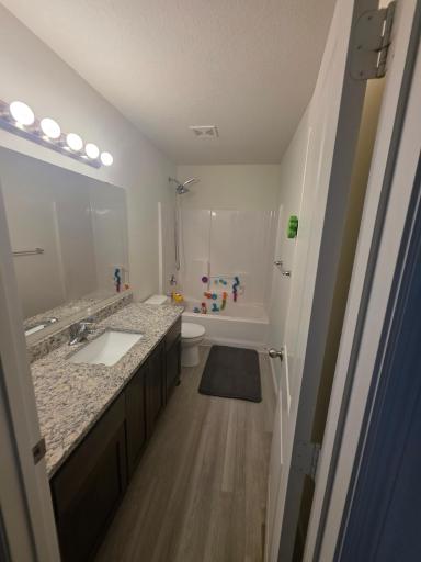 Main level full bath w/ Granite counter top