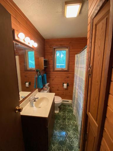Main bathroom just off of the living room