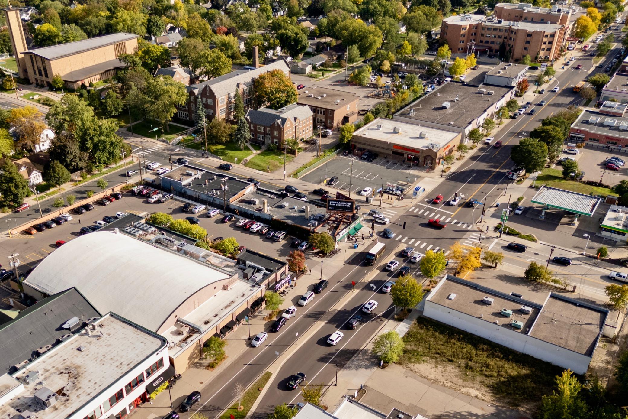 Enjoy an exceptionally convenient Lynnhurst location near Kowalski’s, Starbucks, dining and neighborhood amenities.