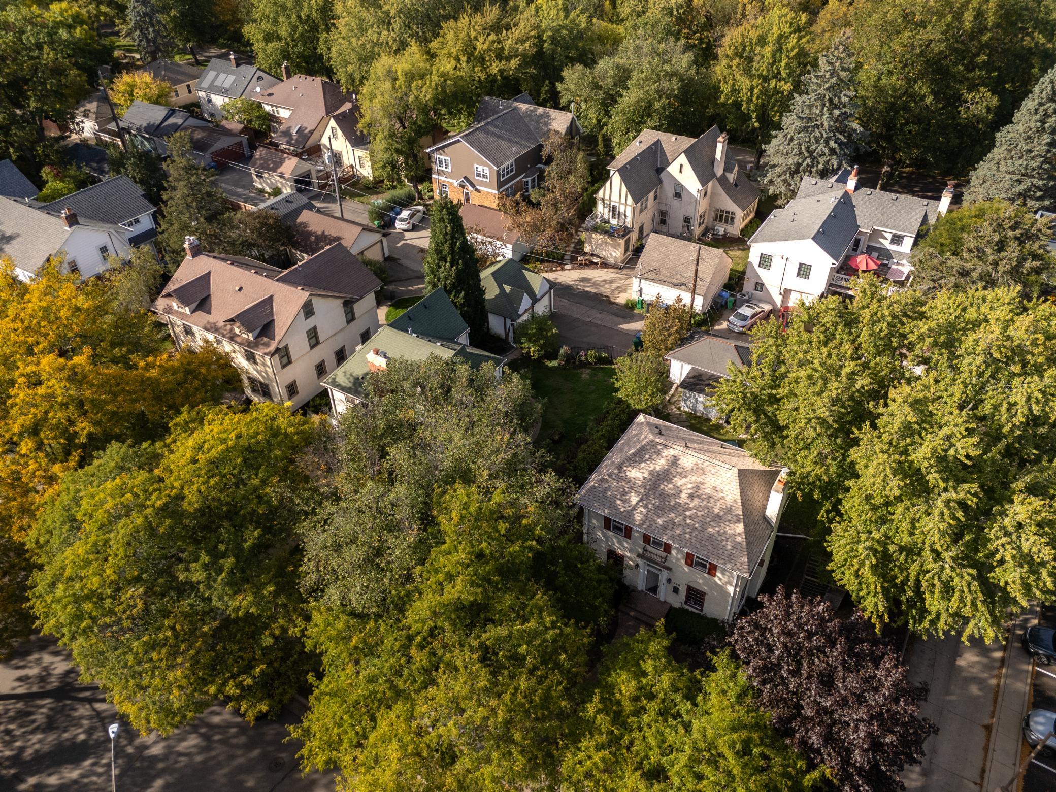 Tucked into a beautiful residential neighborhood while remaining close to trails, shopping, dining and everyday conveniences.