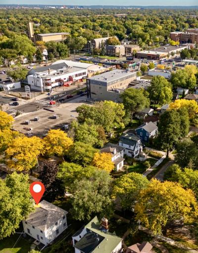 Exceptional walkability to Kowalskiâs Market, Starbucks, neighborhood restaurants, shops and everyday conveniences.