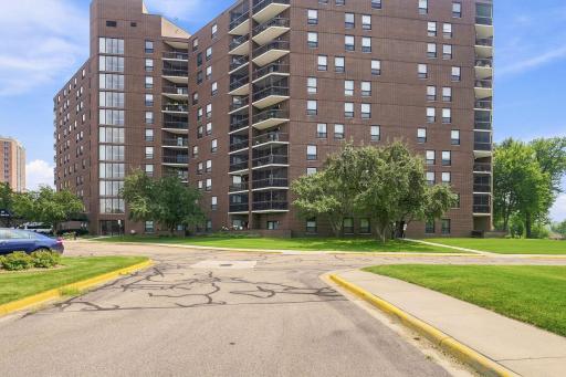 6615 Lake Shore Drive S, 405, Minneapolis, MN 55423