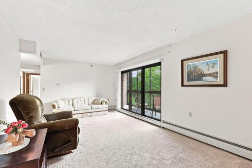 Nice sized LR leading to screened porch5 4.jpg