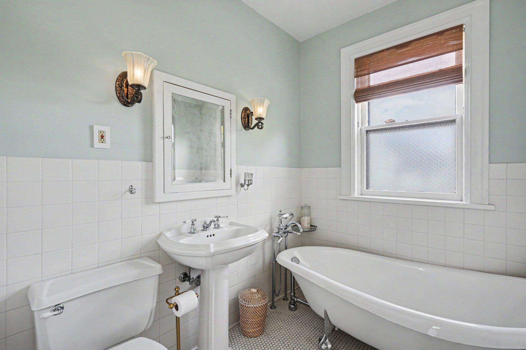 En Suite Full Bathroom