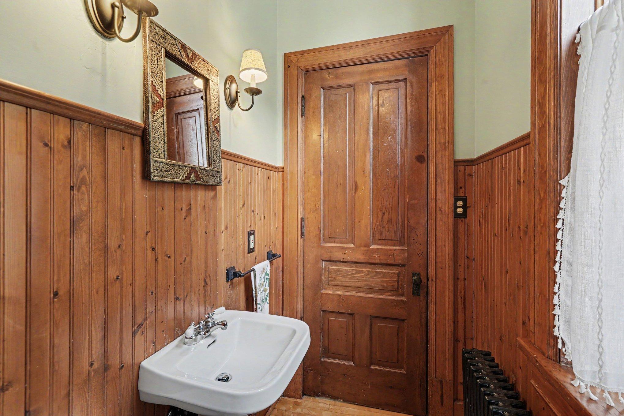 Main Level 1/2 Bathroom
