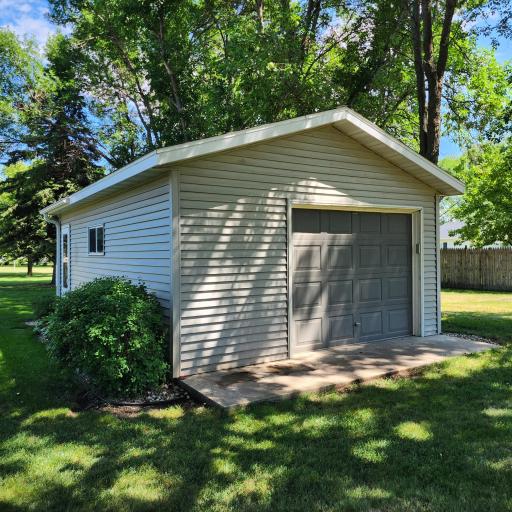204 8th Avenue E, Lisbon, ND 58054