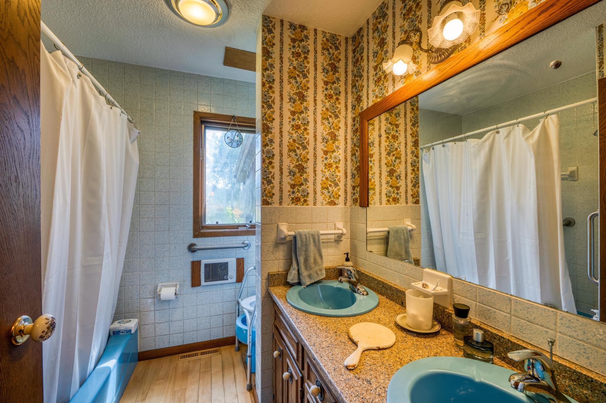 Main level full bath