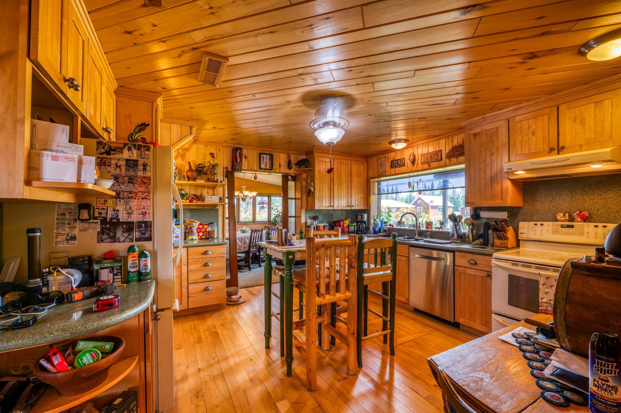 Kichen toward dining