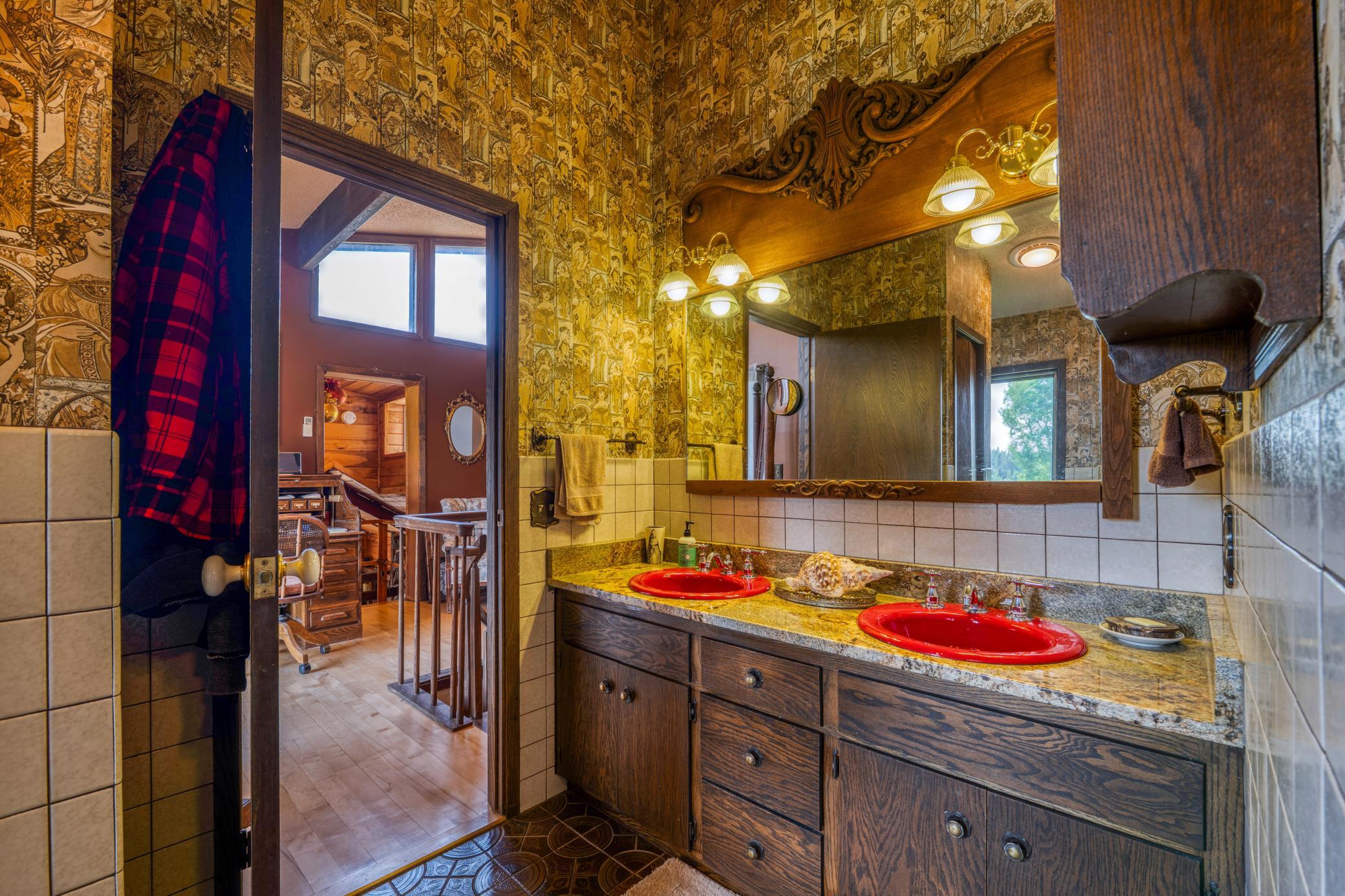 Owners ensuite bath toward bedroom