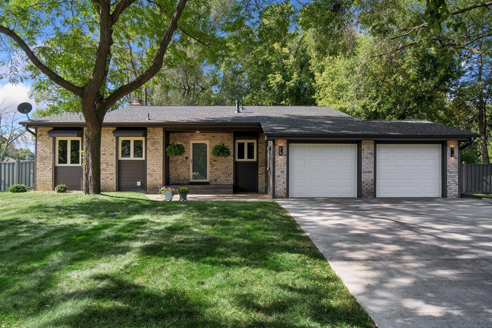 Sharp curb appeal! Freshly painted exterior including siding, facia, trim and front door.