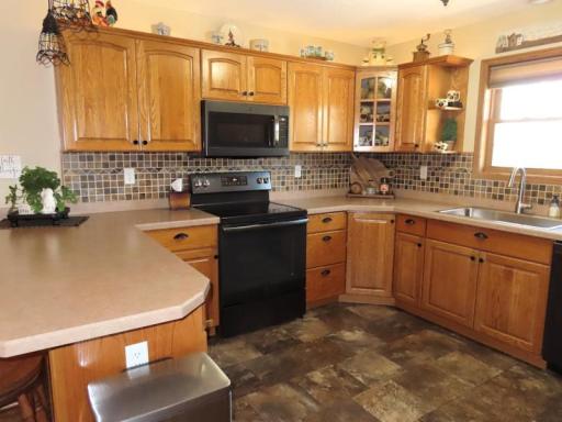 12615 Kitchen stove area.jpg