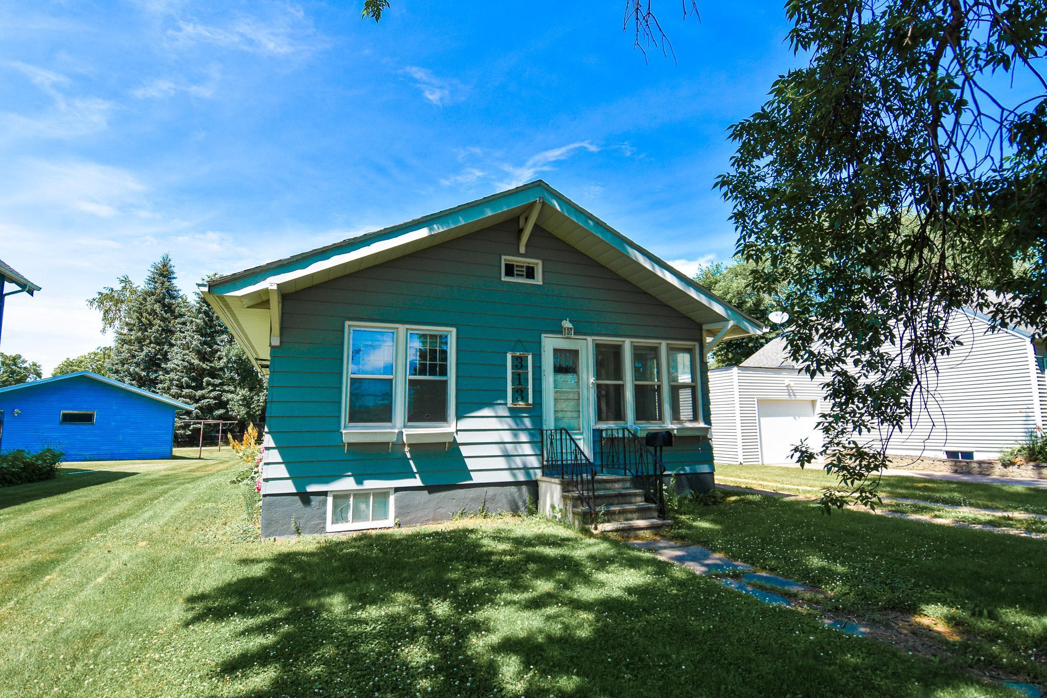 303 E Prairie Avenue, Warren, MN 56762