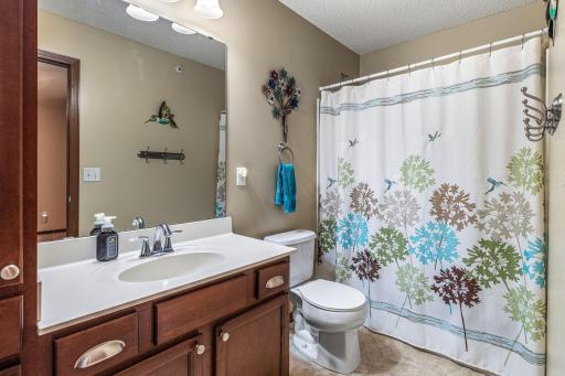 3375 Maureen Lane - Upper level Full Bath