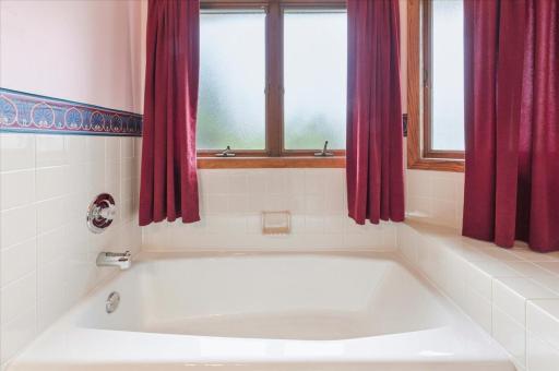 Separate primary tub