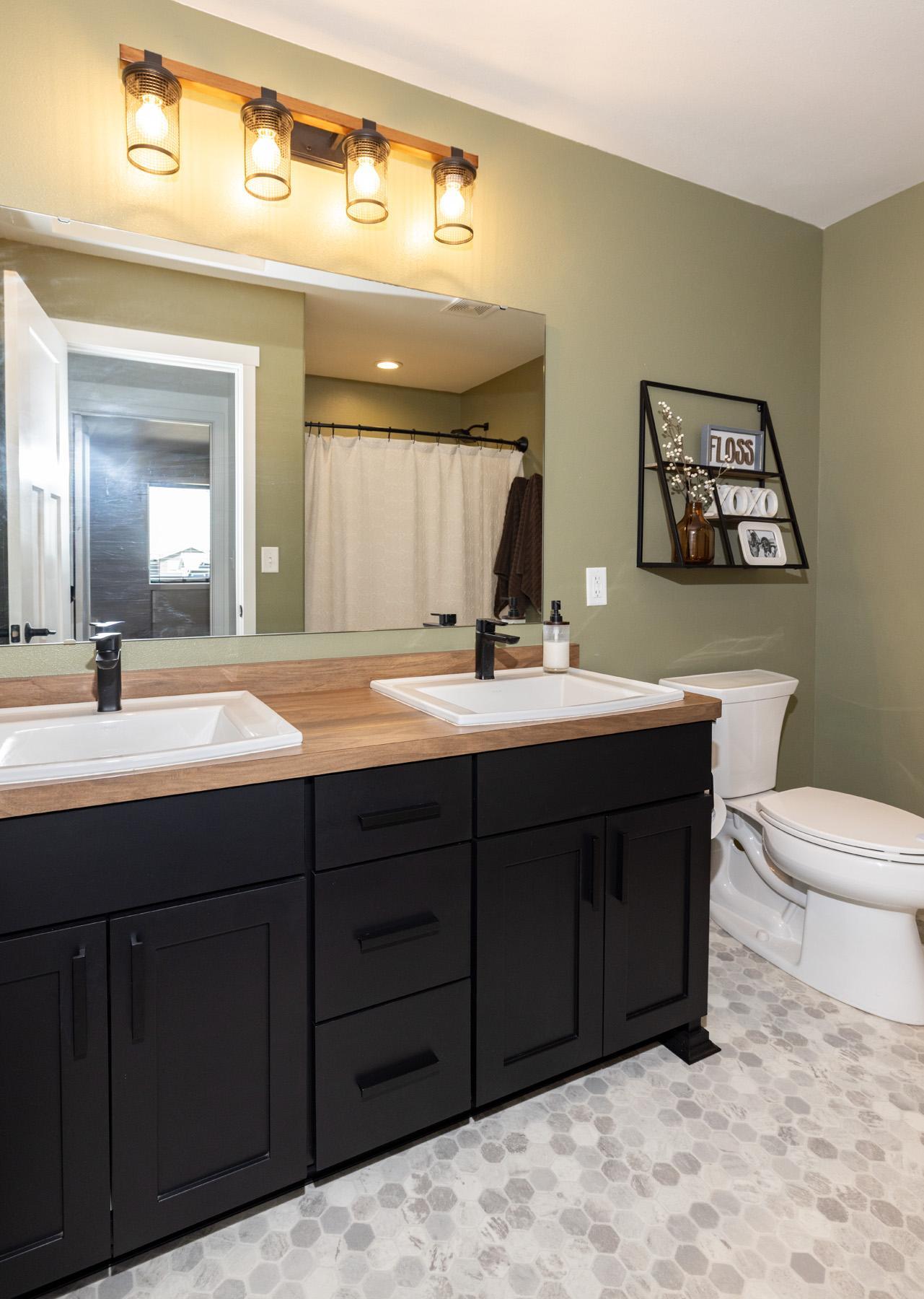 Hollywood Full Bathroom
