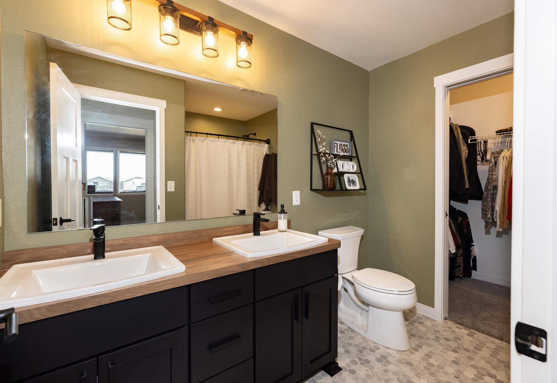 Hollywood Full Bathroom