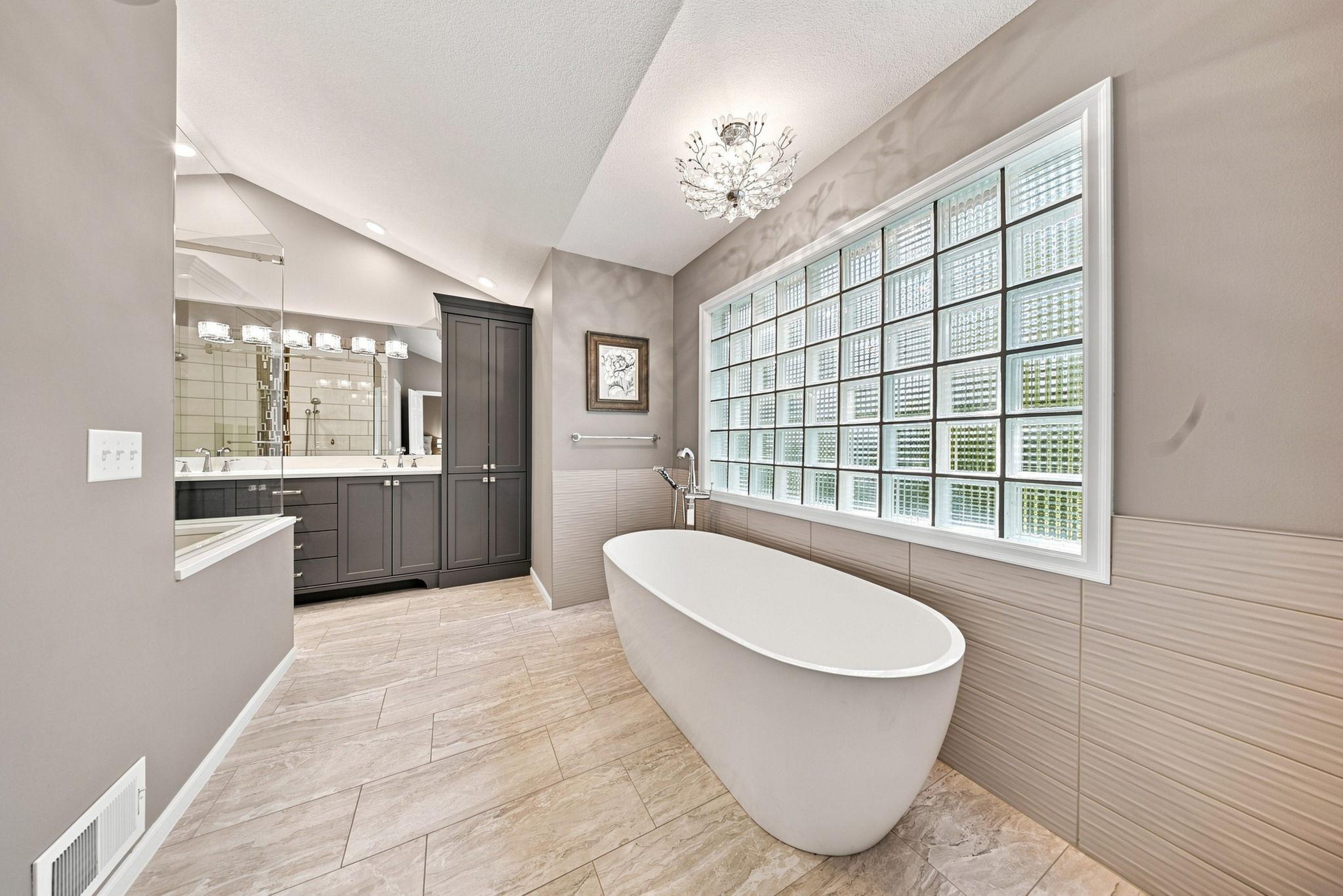 Imagine a soak in that tub!