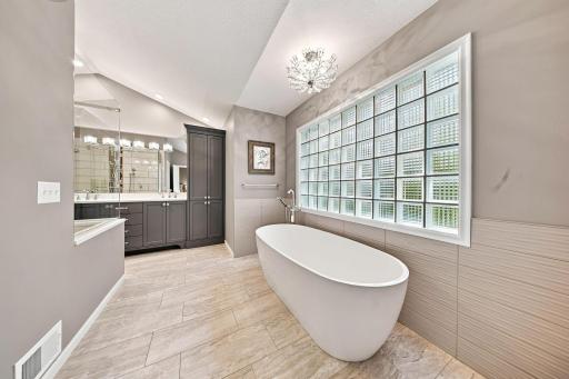 Imagine a soak in that tub!