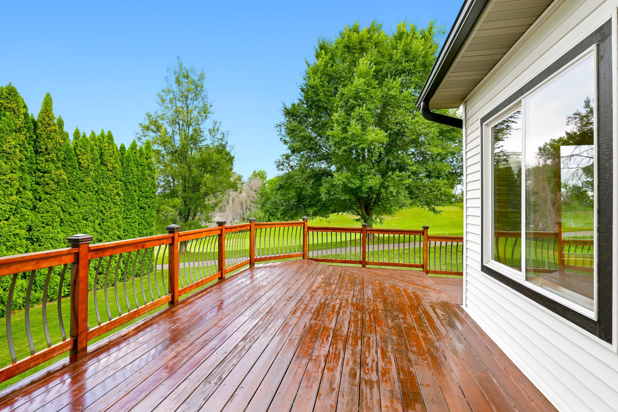 Step outside to the expansive deck overlooking the lush fairways of Boulder Pointe Golf Course—an ideal setting for morning coffee, outdoor dining, or evening sunsets.