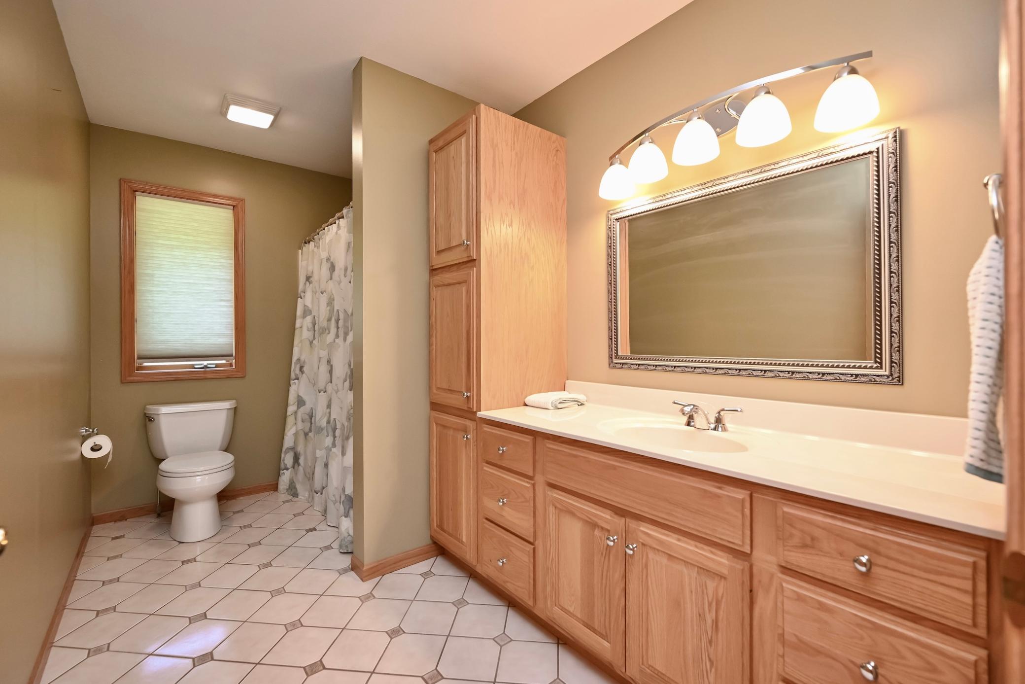 UL Shared Bathroom