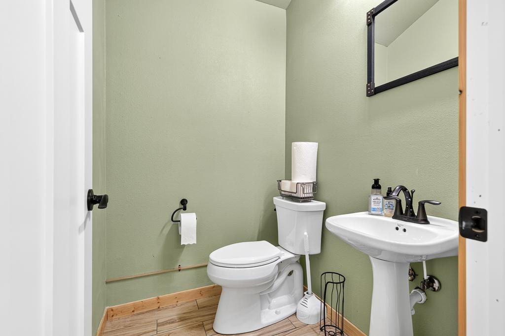 1/2 bath perfect for customers and clients