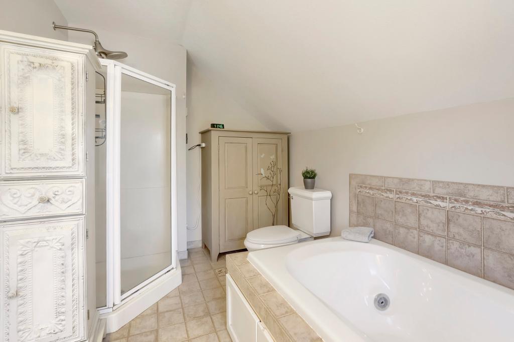 9815 Pioneer Trail - Upper Level Tiled Full Bathroom!