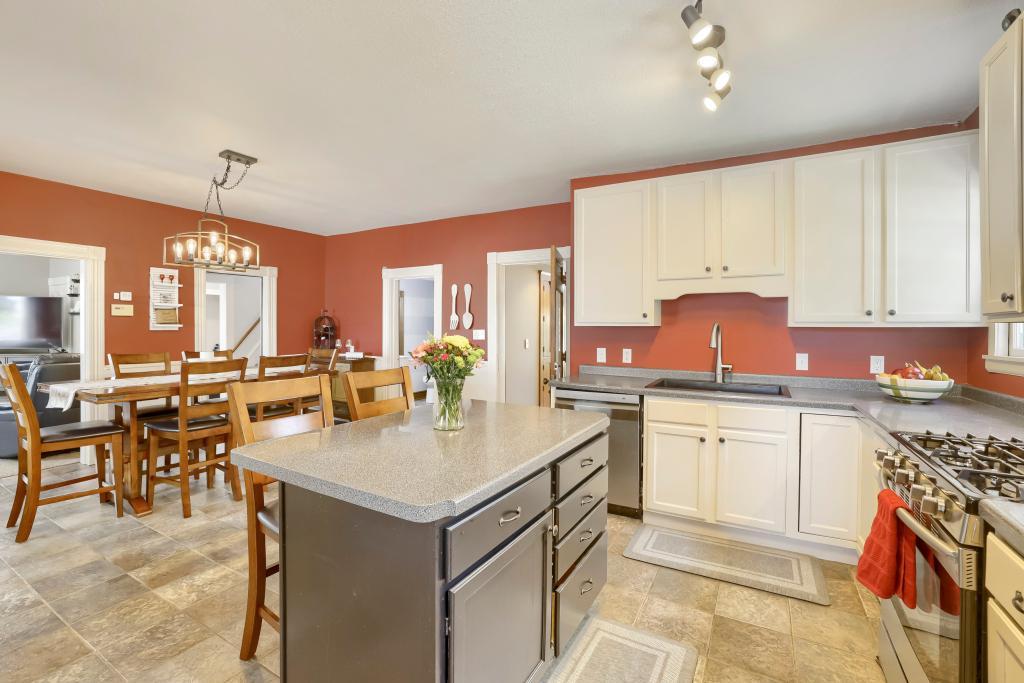 9815 Pioneer Trail - Beautiful Kitchen!