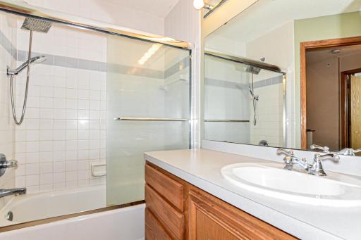 14-photo-Bathroom-5cb0ea3f-5f64-4949-b5fa-bdfa3c7af6d4.jpg