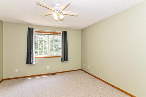 12-photo-Bedroom-a25376b6-9263-42ca-b434-3396d868190b.jpg