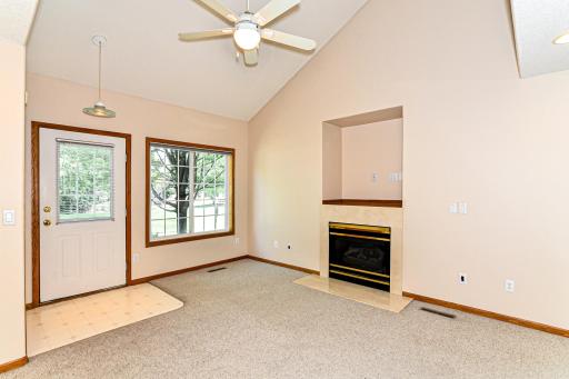 4-photo-Living-Room-0cb2067e-adc1-4bed-8920-a84c06ec9871.jpg