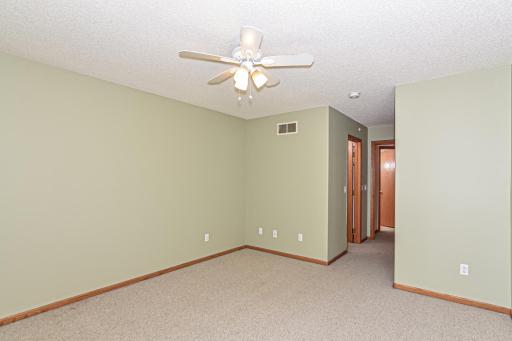 13-photo-Bedroom-4633b005-31a0-45ff-bfd7-780a353ca7cb.jpg