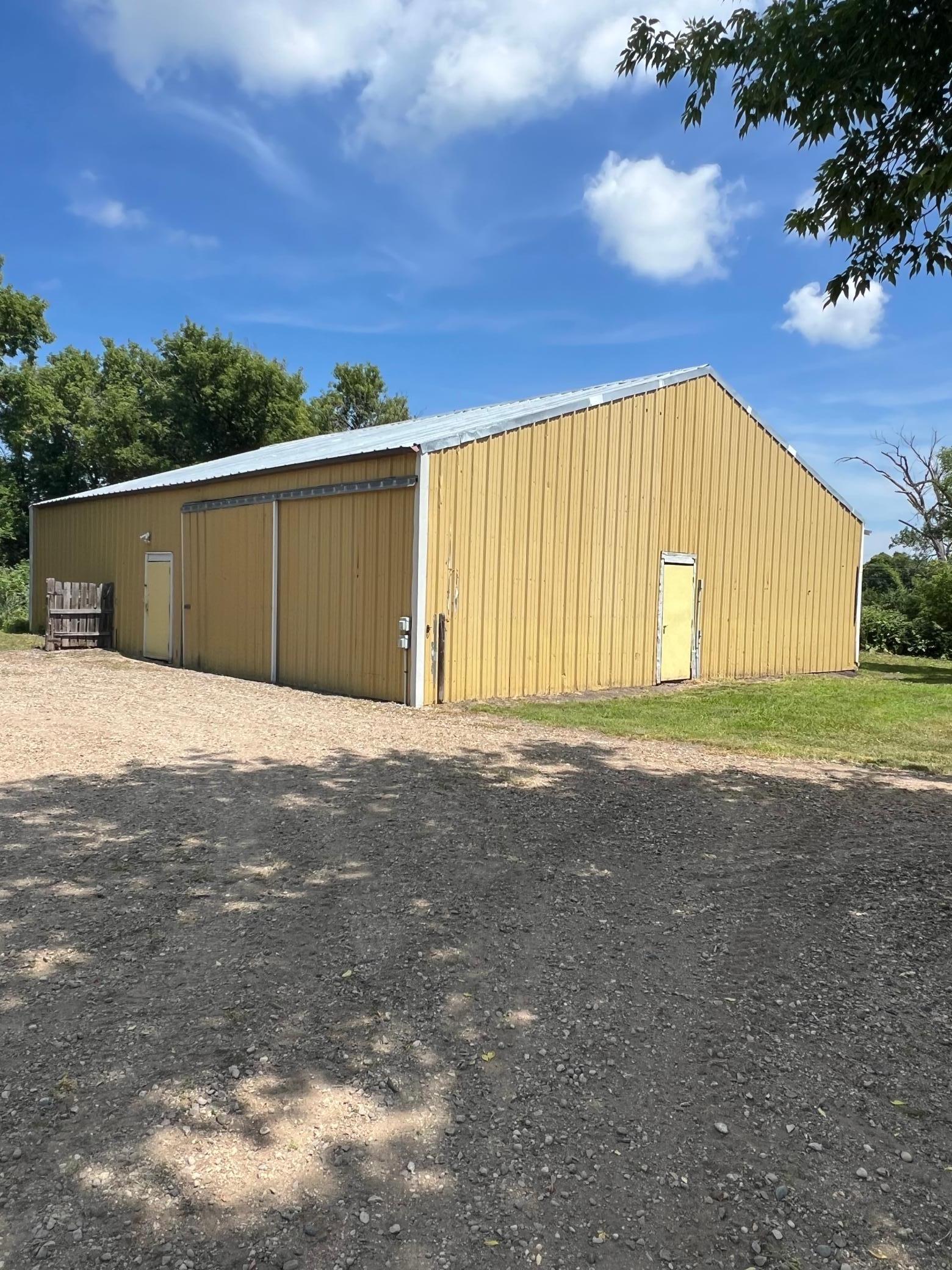 Barn/shed with stables-West side