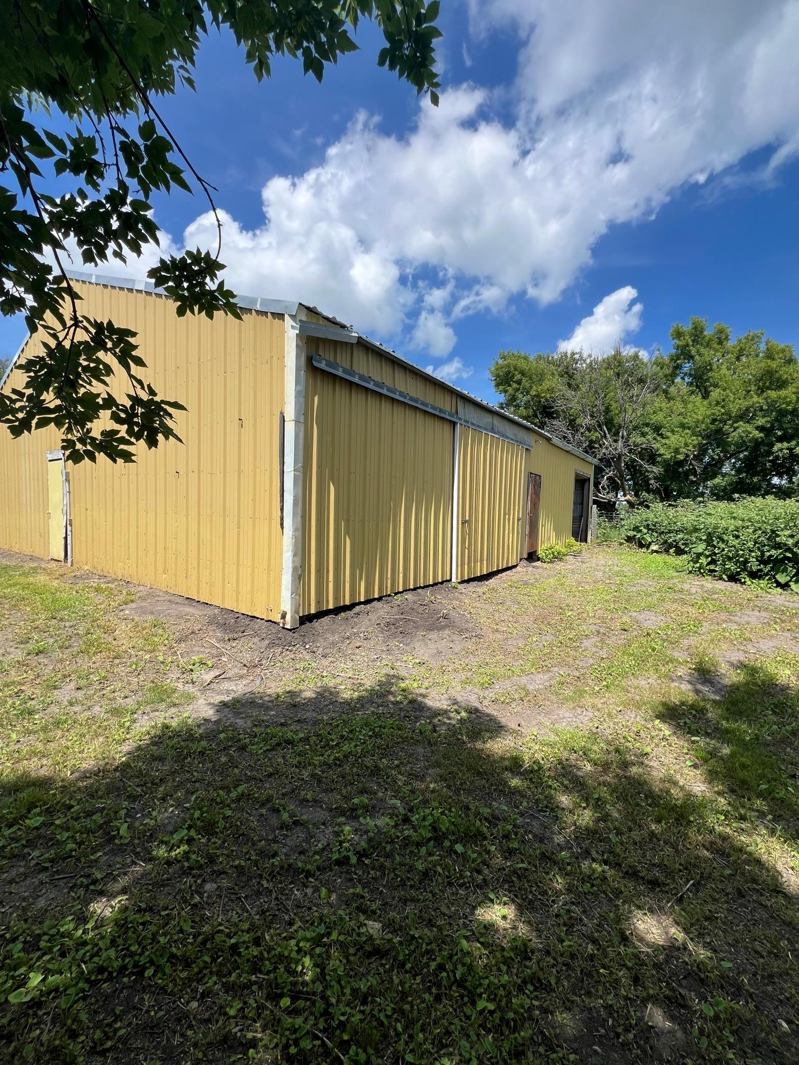 Barn/shed with stables-East side