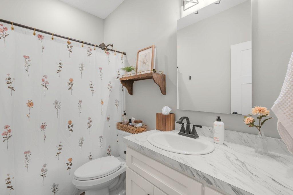 Full Bath - Granite Counters!