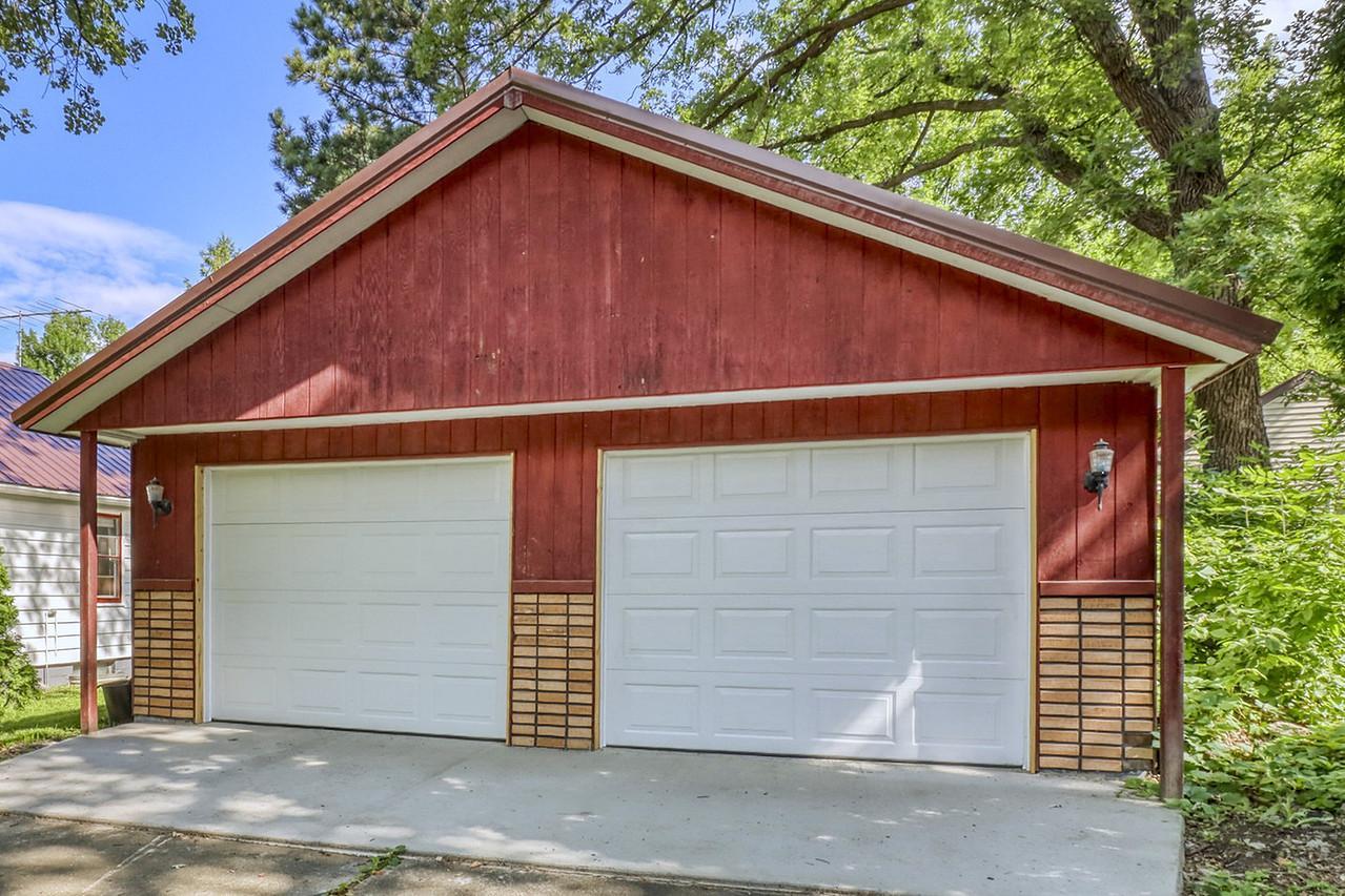 Garage_exterior1_1-1280.JPG